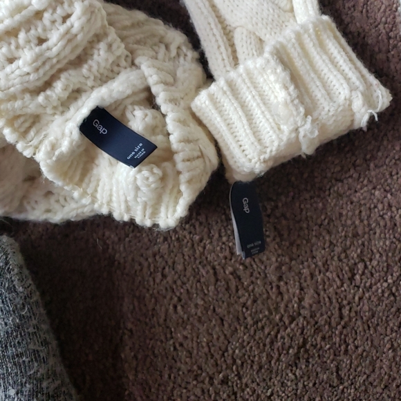 GAP MATCHING SET, long tipless gloves POMPOM HAT - Picture 3 of 3